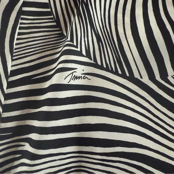 Trina Turk Black and White 100% Silk Swirl Blouse Size Small - Picture 9 of 16